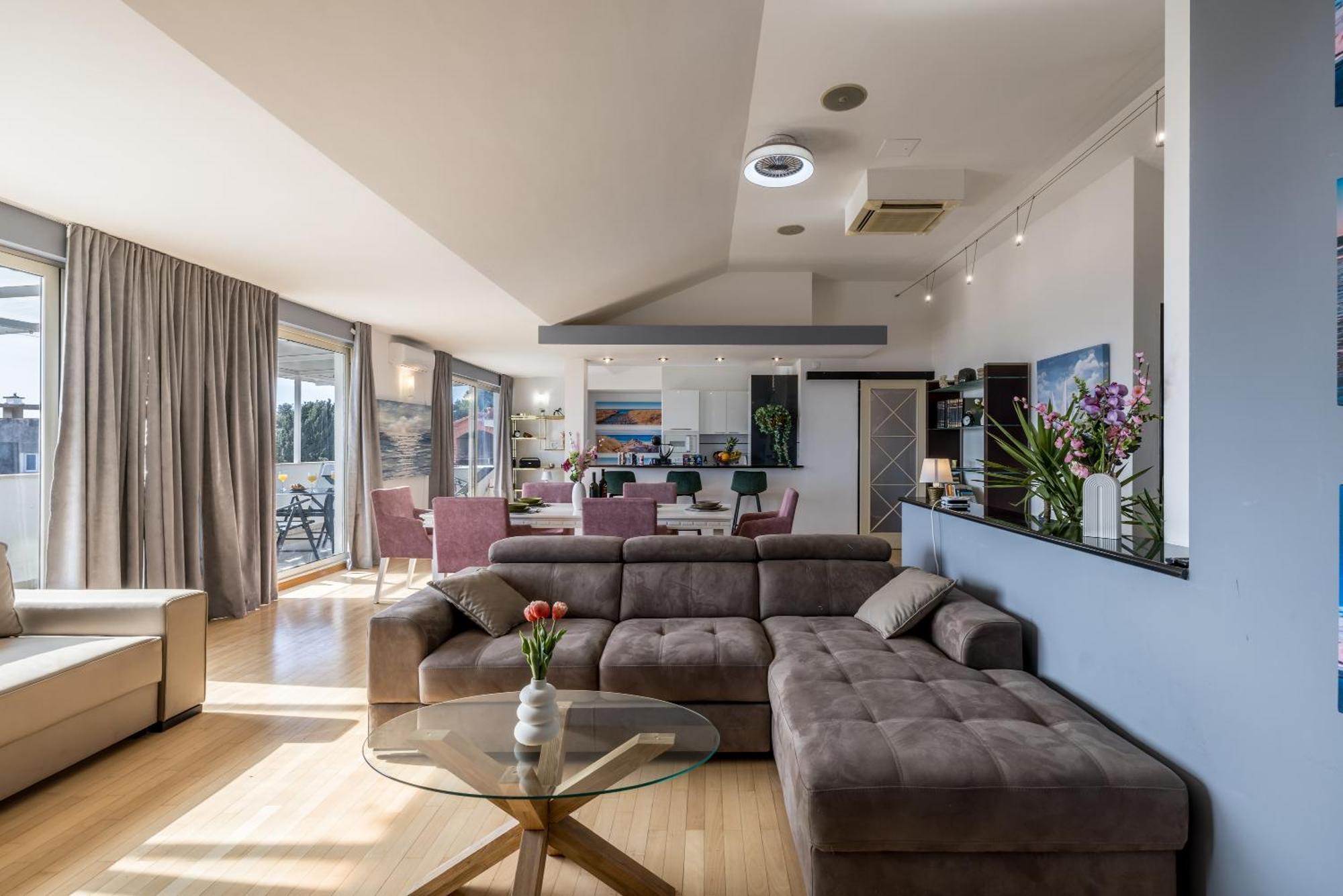 Urban Utopia Penthouse With Private Parking Split Exterior photo