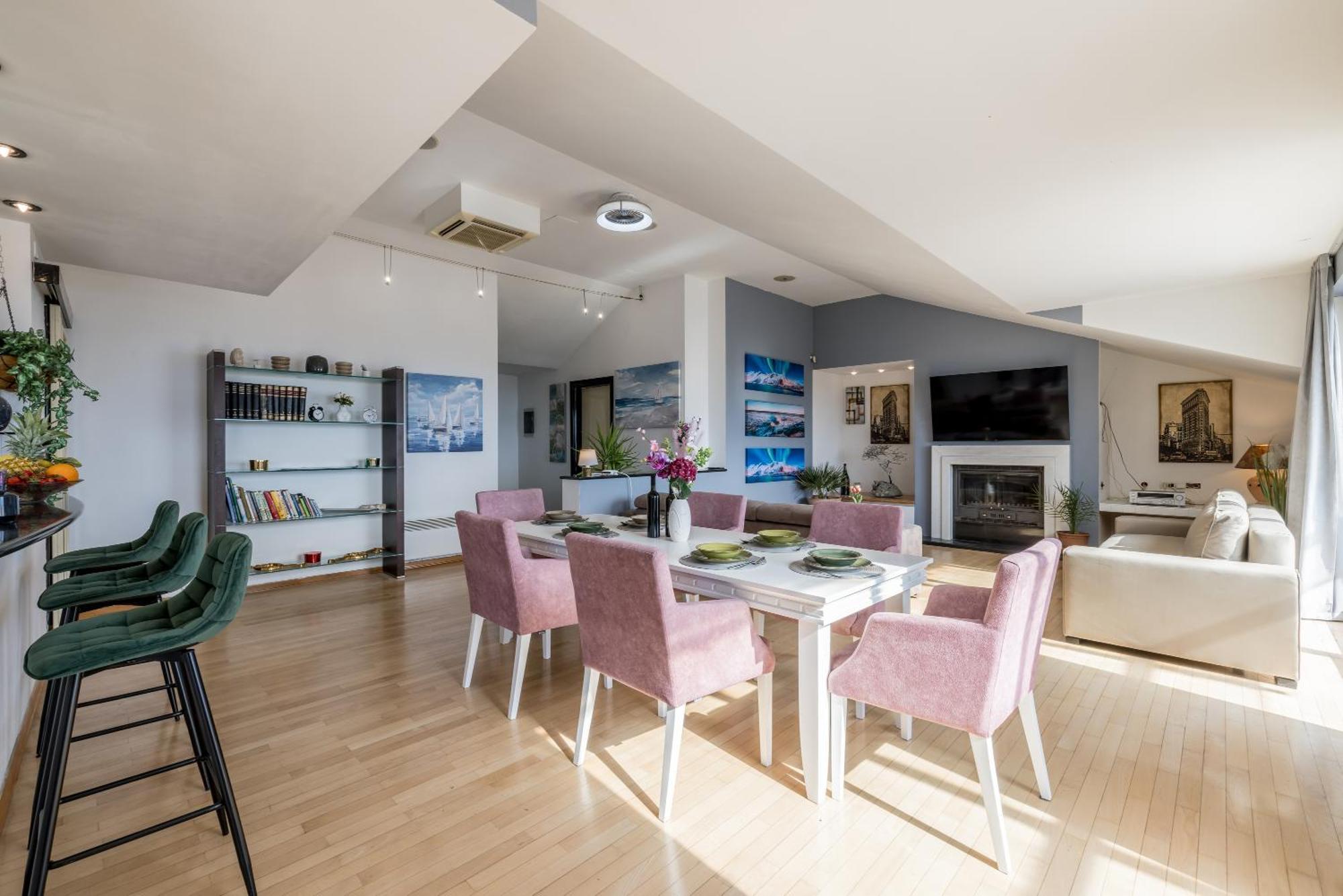 Urban Utopia Penthouse With Private Parking Split Exterior photo