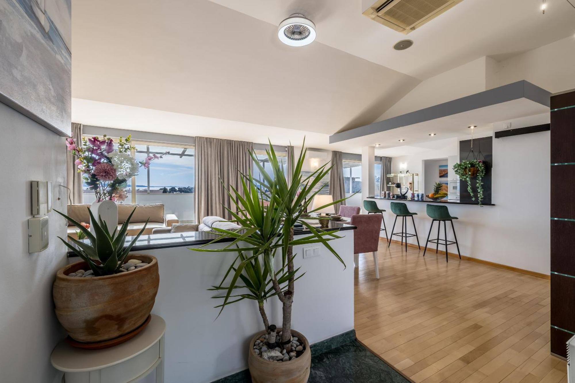 Urban Utopia Penthouse With Private Parking Split Exterior photo