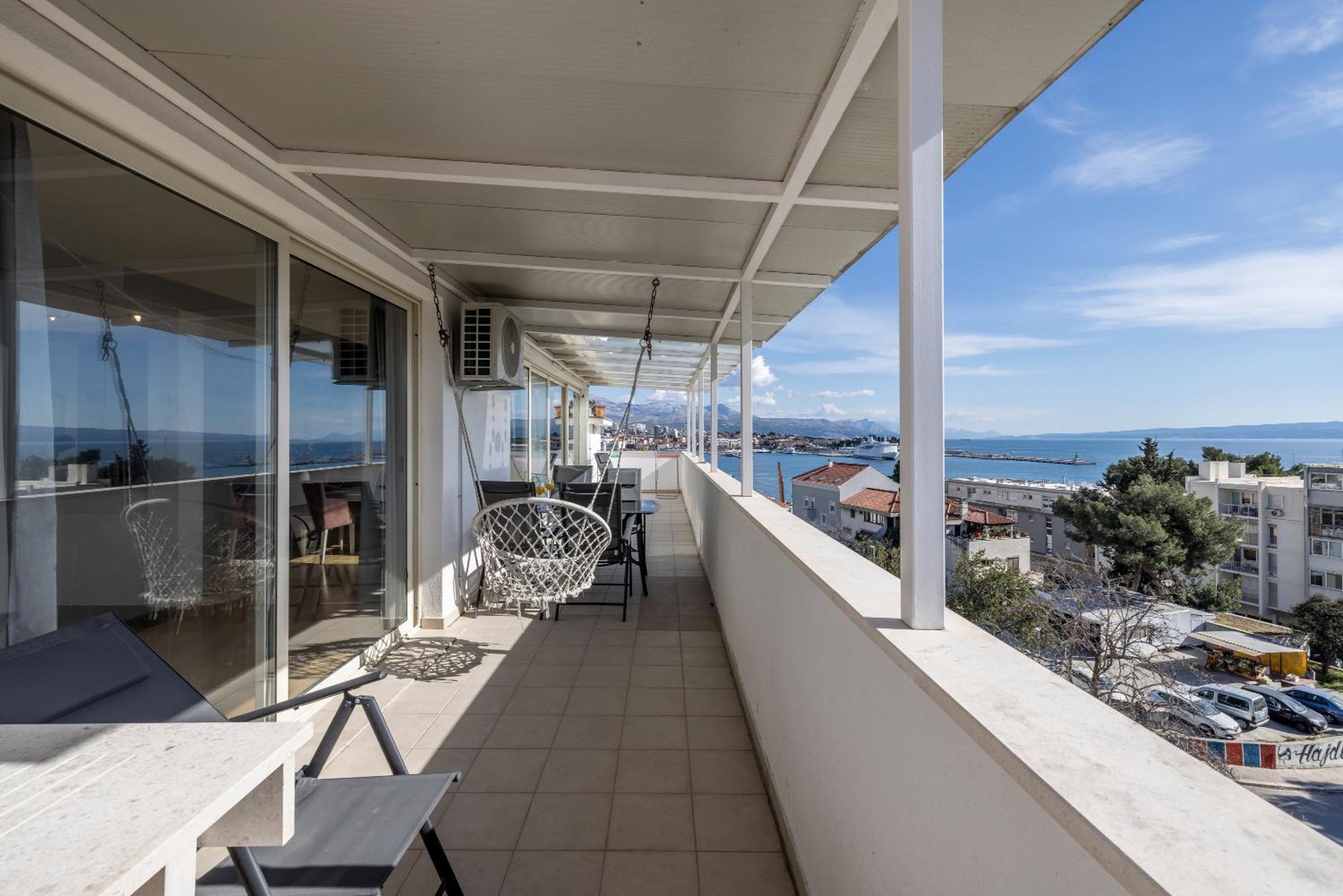 Urban Utopia Penthouse With Private Parking Split Exterior photo